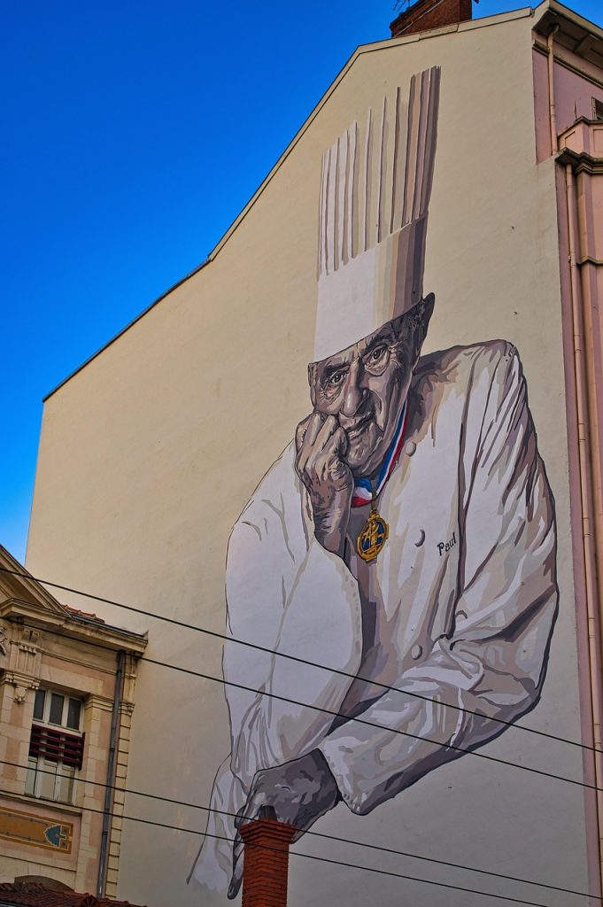 Fresque murale représentant Paul Bocuse, figure emblématique de la gastronomie lyonnaise